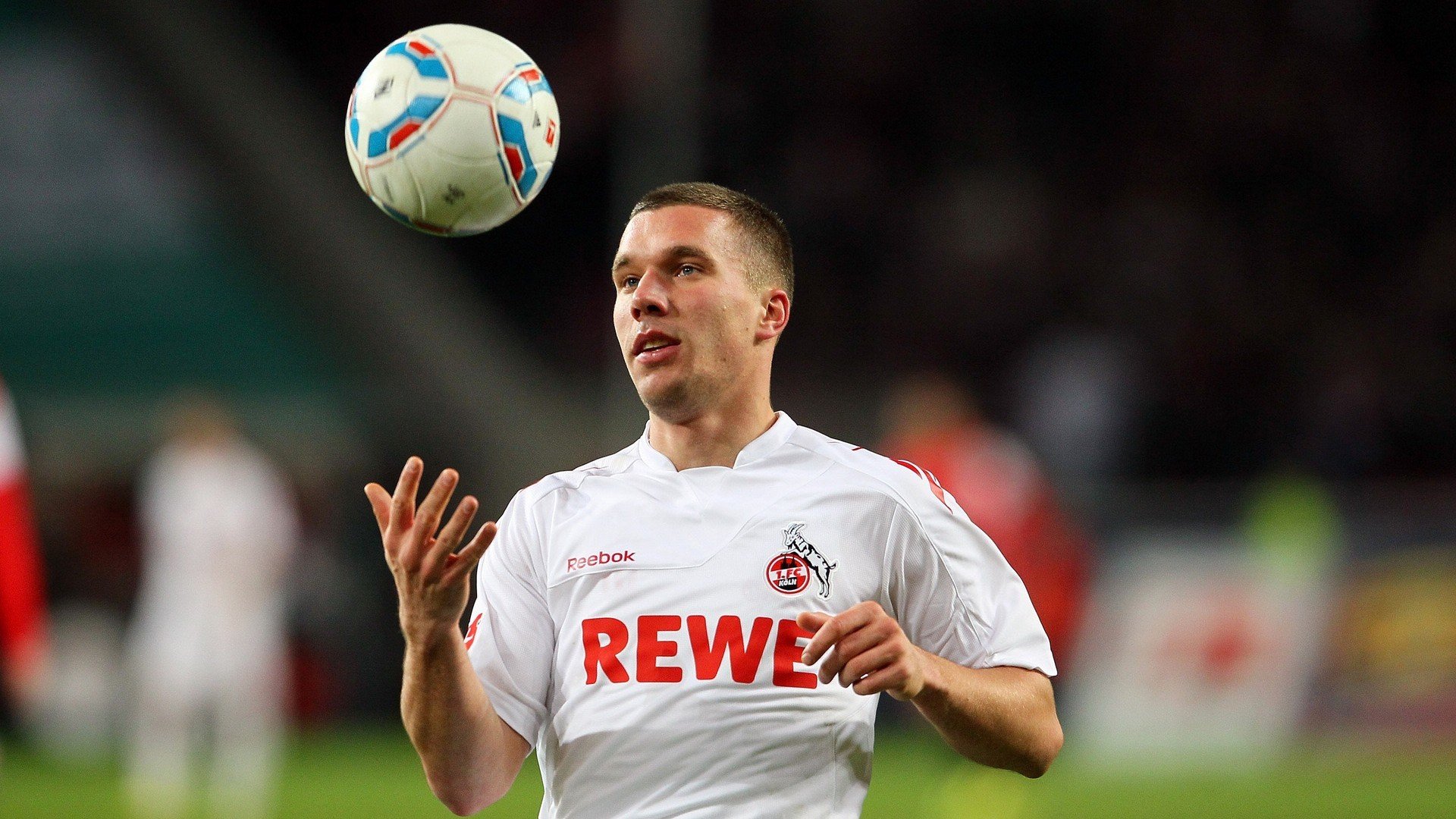 “羽毛球：简阳文体中心赛场快节奏对决，选手大展身手”